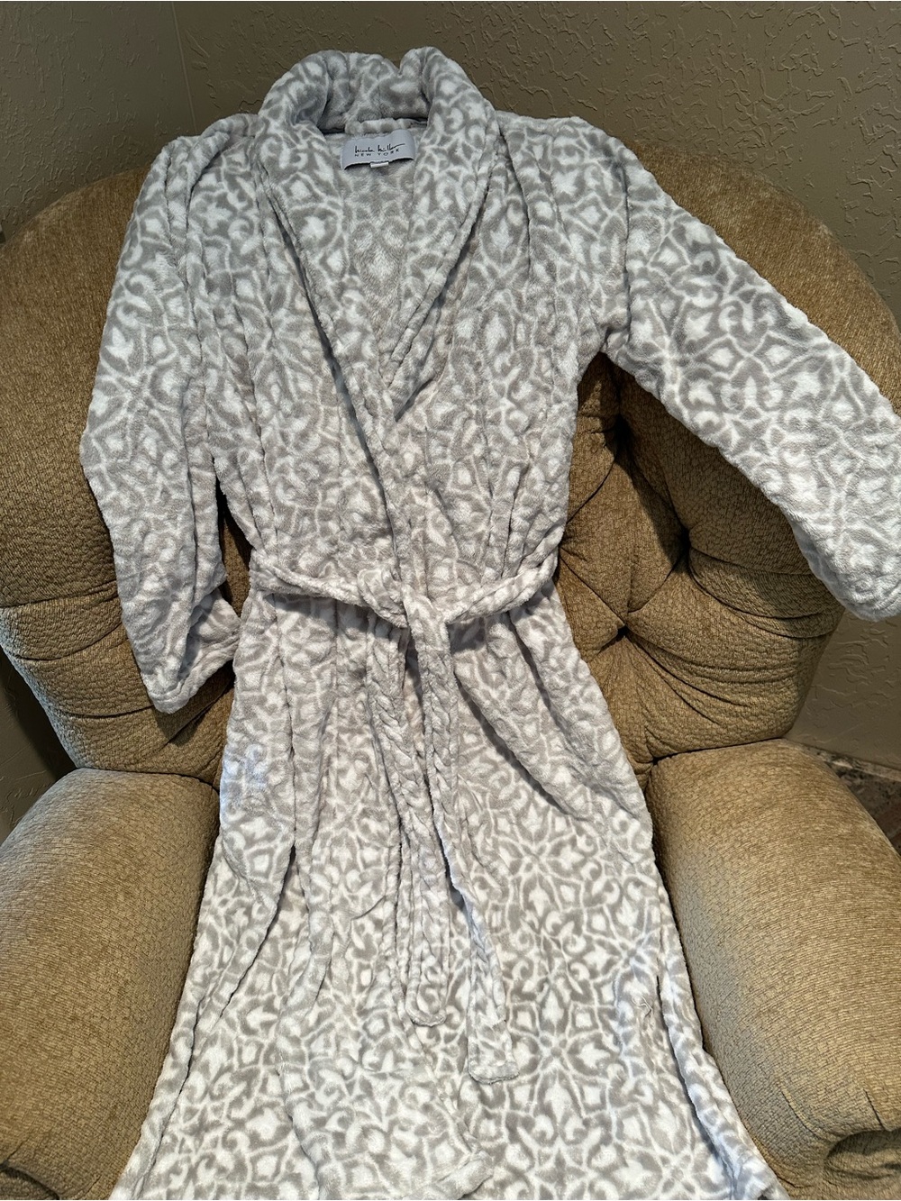 Nicole Miller Plush Shawl Collar Robe in Light Gray and White